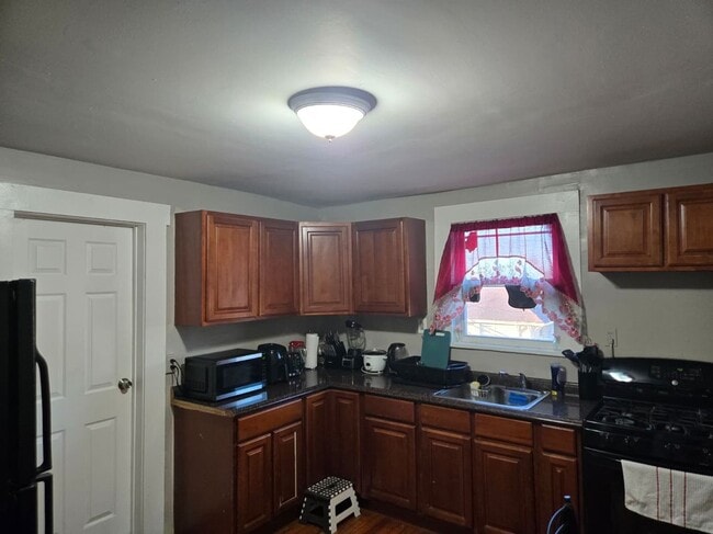 Building Photo - 144-146-146 Mapes Ave