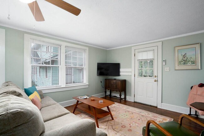 Building Photo - One Bedroom Garage Apartment in 5 Points!!