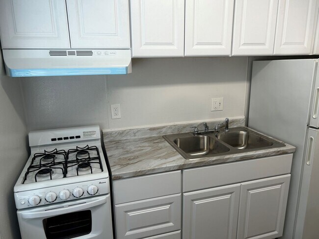 Building Photo - Studio apartment with all utilities paid!