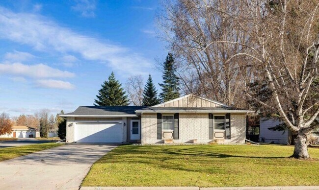 Building Photo - Welcome to this charming 3-bedroom, 2-bathroom home located in the heart of East Grand Forks, MN.