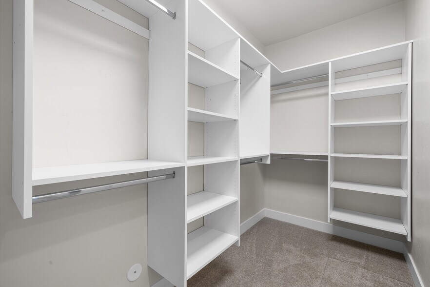 Building Photo - 6230 N Bolsena Ln