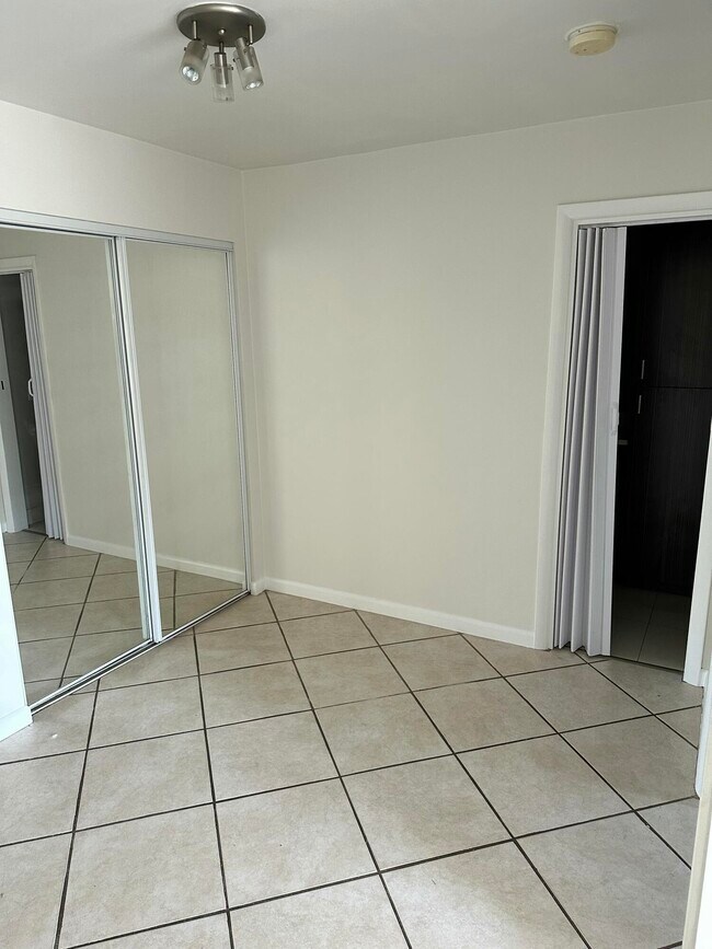 Building Photo - 1480 E Sample Rd