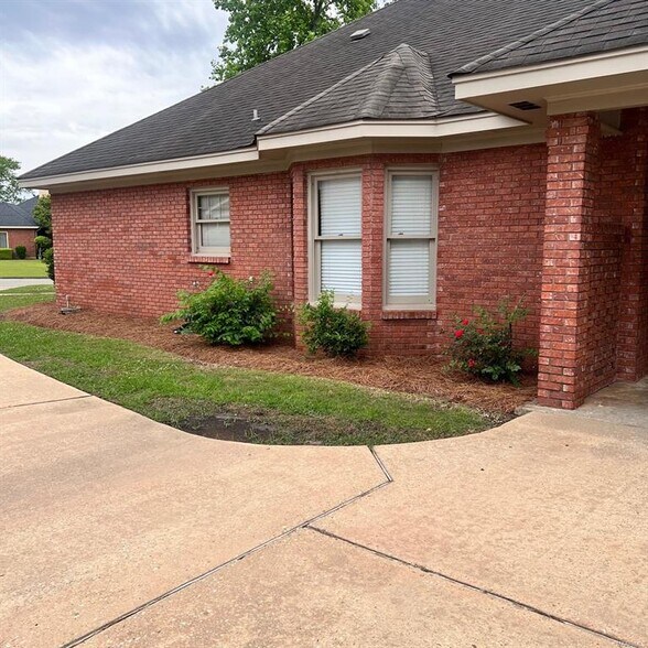 Building Photo - 8706 Twelve Oaks Ln