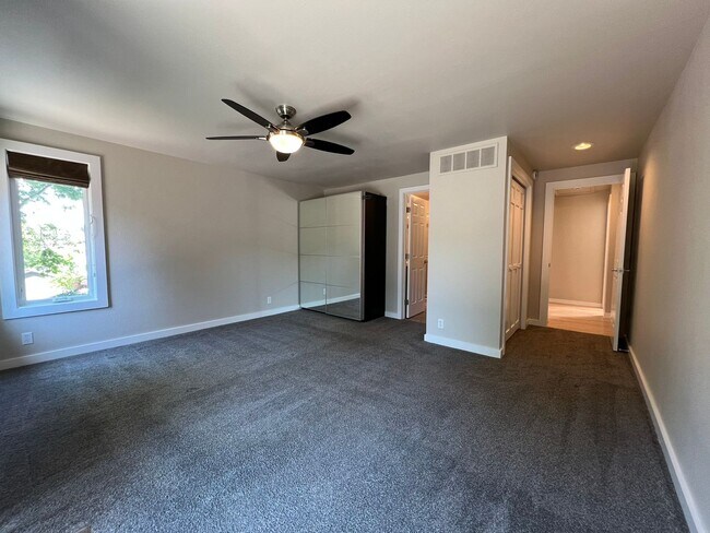 Building Photo - Move-In Special, $200 Off 1st Months Rent!...