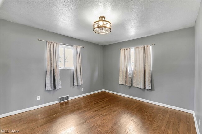 Building Photo - 325 Thelma Dr