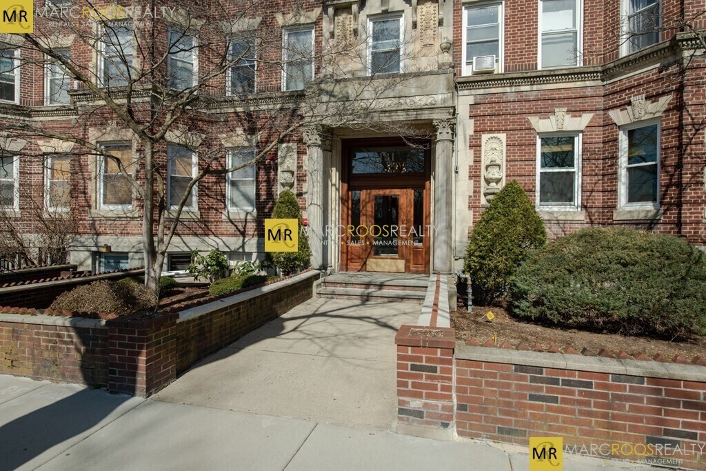 Building Photo - 131 Park Dr