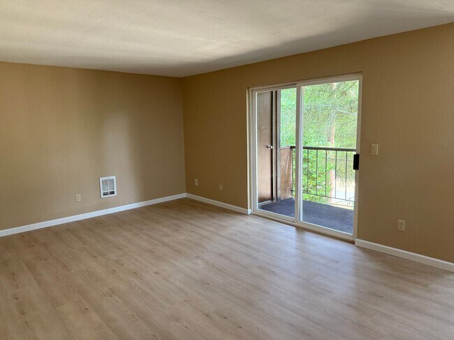 Building Photo - Newly Remodled 3 bed, 2 baths Edmonds Cond...