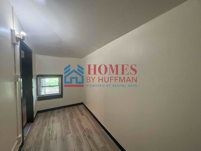 Building Photo - One Bedroom House | Move In Special