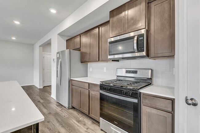 Building Photo - Spacious Puyallup Home with Room for the E...