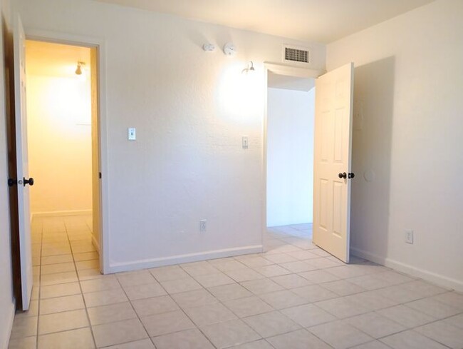 Building Photo - Central!! CORNER UNIT!! 2 Bed / 1 Bath wit...