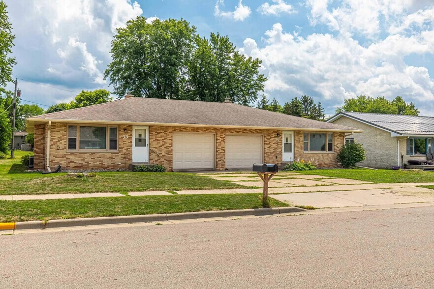 Primary Photo - 37 W Klubertanz Dr