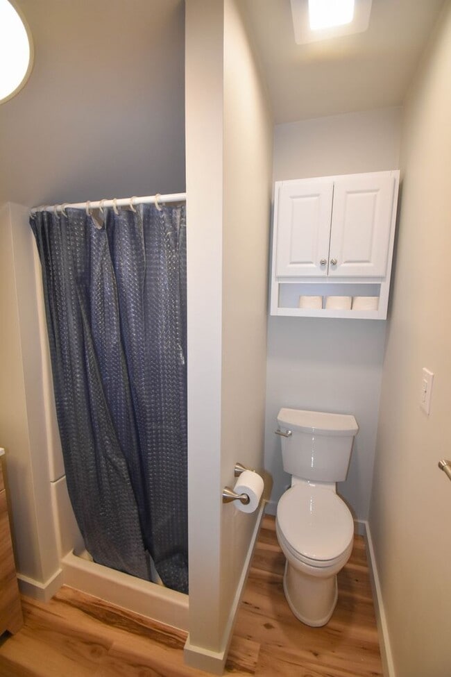 Building Photo - Studio Apartment in Mill Hall Close to Greenhouse!