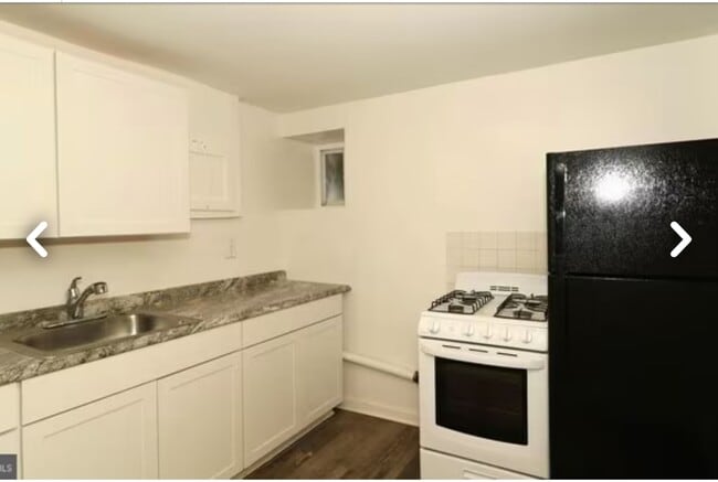 Building Photo - Studio