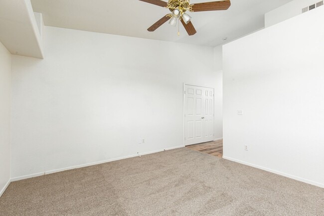 Building Photo - Enormous second story unit in upscale gated Summerlin community