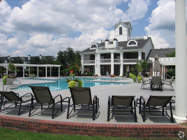 Fantastic, Multi-waterworks Veranda Pool Area - Kenley Apartments