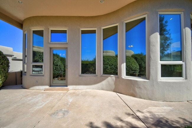 Building Photo - High Desert Custom Beauty 3 Bedroom 2 bath...