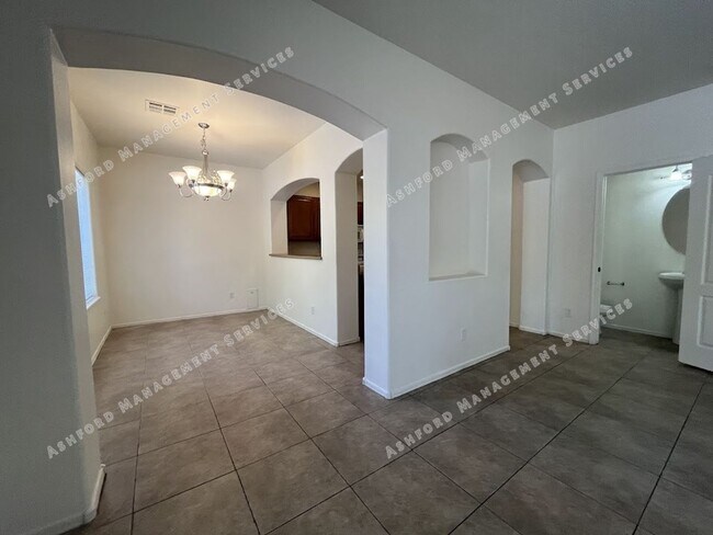 Building Photo - Spacious 3-Bedroom Plus Den in Prime Glend...