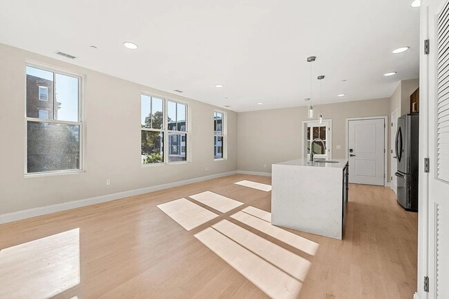 Building Photo - 124 Warren St