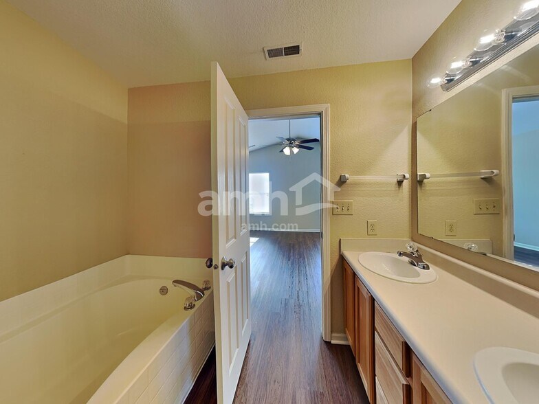 Building Photo - 10534 Aspen Dr