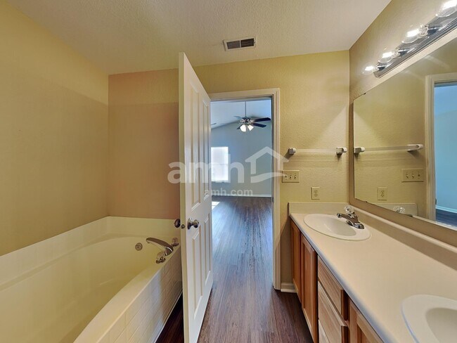 Building Photo - 10534 Aspen Dr