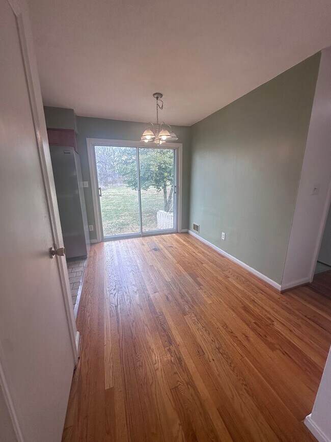 Building Photo - 3 bed, 2 full bath House in 40218 - $2,000/month