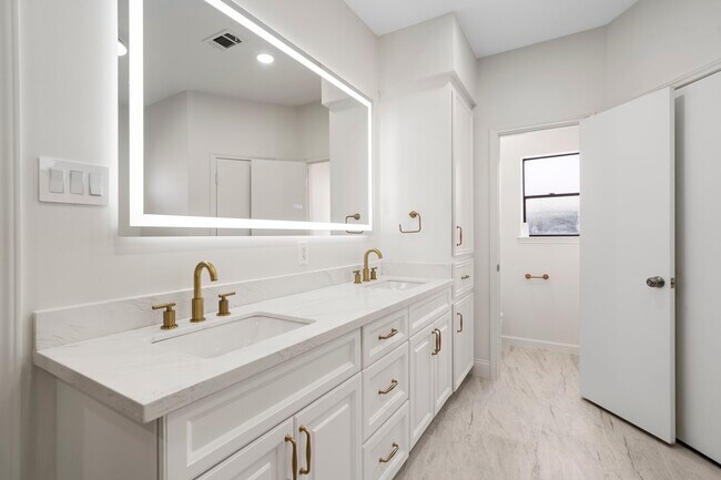 Building Photo - 3223 Country Club Blvd