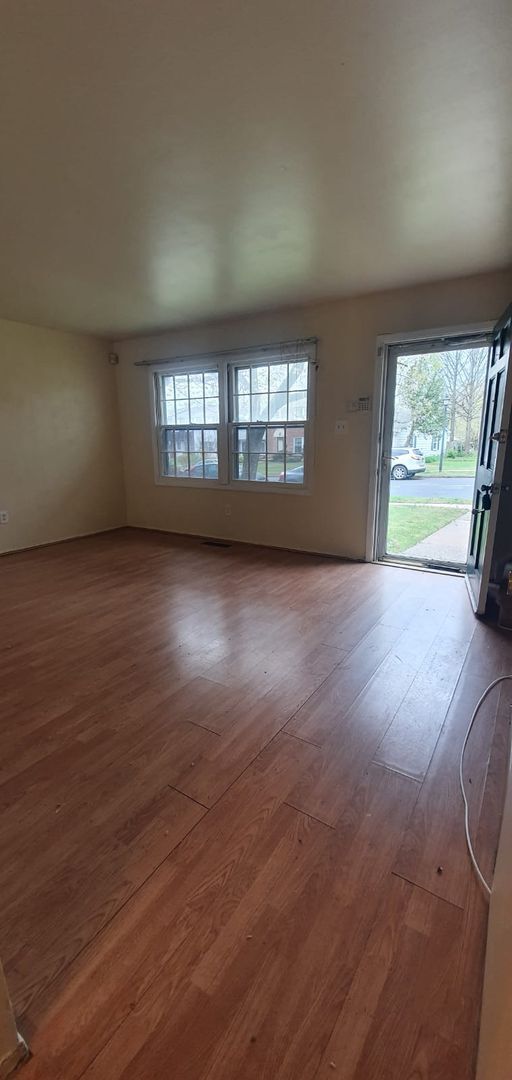 Building Photo - Condo for rent with parking and yard large...