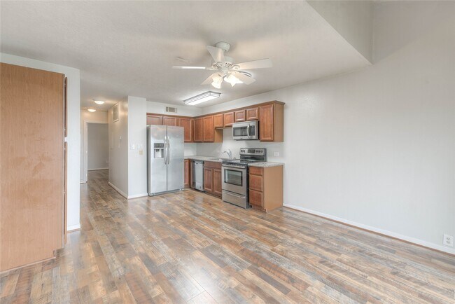 Building Photo - 445 Carolcrest Ln