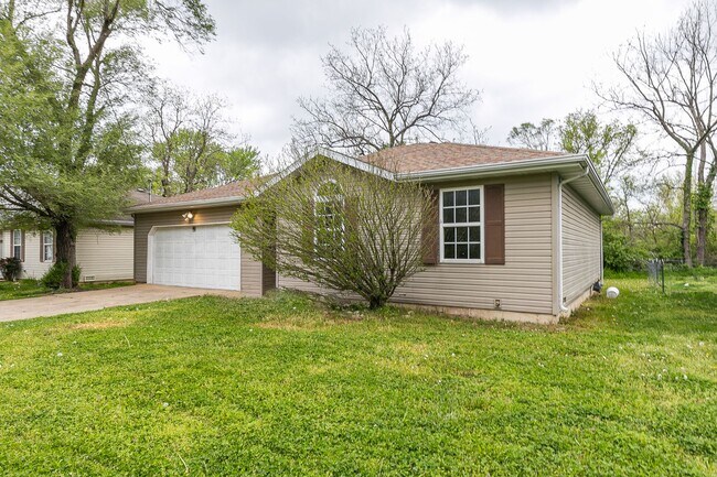 Building Photo - REMODELED 3 Bedroom | 2 Bathroom | 2 Car G...