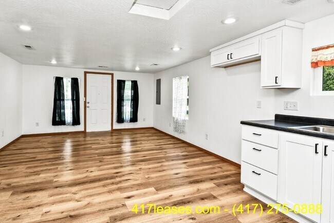 Building Photo - 2518 N Weller Ave