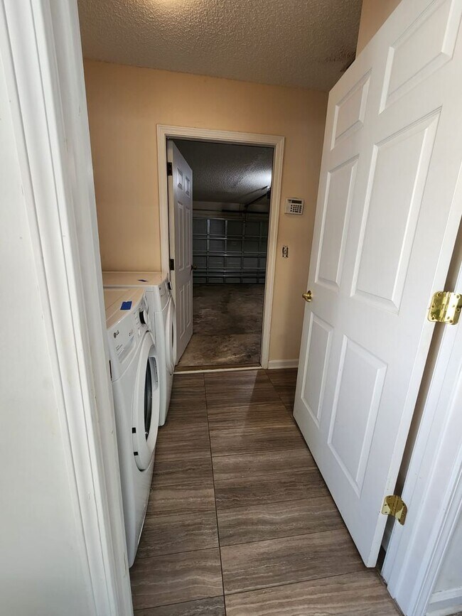 Building Photo - Beautiful 4 bedroom 2 bath Home