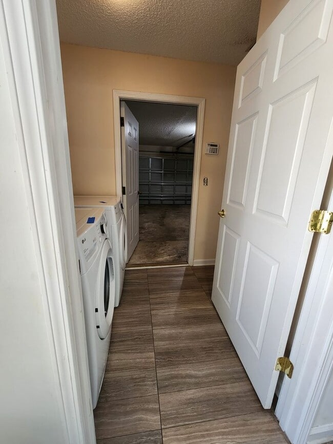 Building Photo - ***TWO WEEKS FREE*** Beautiful 4 bedroom 2 bath Home