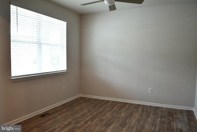 Building Photo - 109 N Marshview Terrace