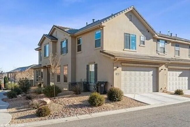 Building Photo - Bright & Spacious Desert Townhome