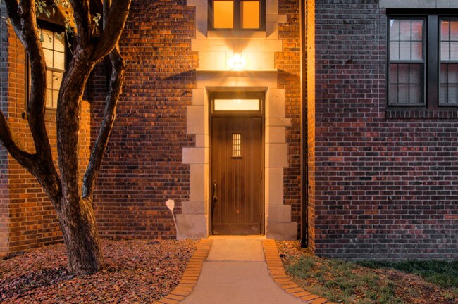 Building Photo - 131 S 39th St