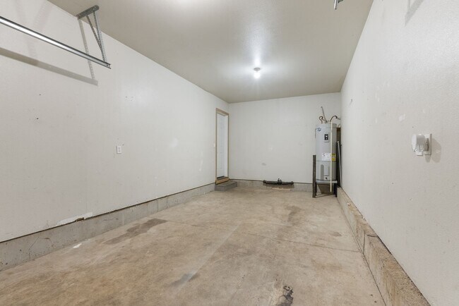 Building Photo - Beautiful 4bed/2.5bath - 1/2 OFF First months rent!