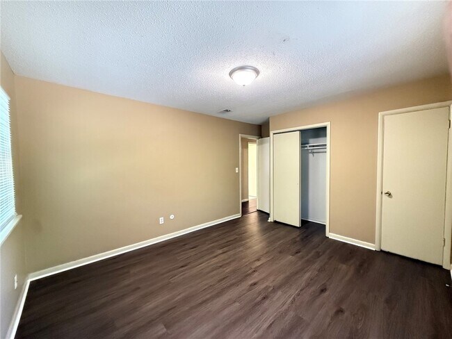 Building Photo - 2208 Sycamore Pl