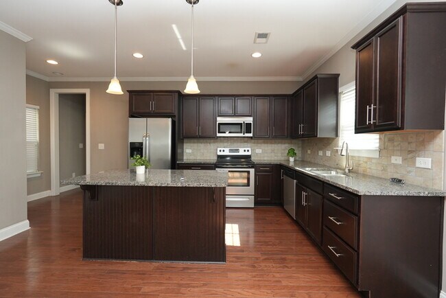 Building Photo - Charming 3-Bed, 3.5-Bath Home in a Peacefu...