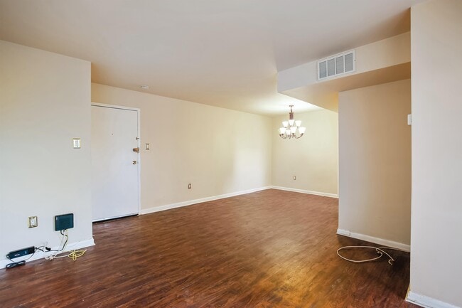 Building Photo - 7611 Maple Ave