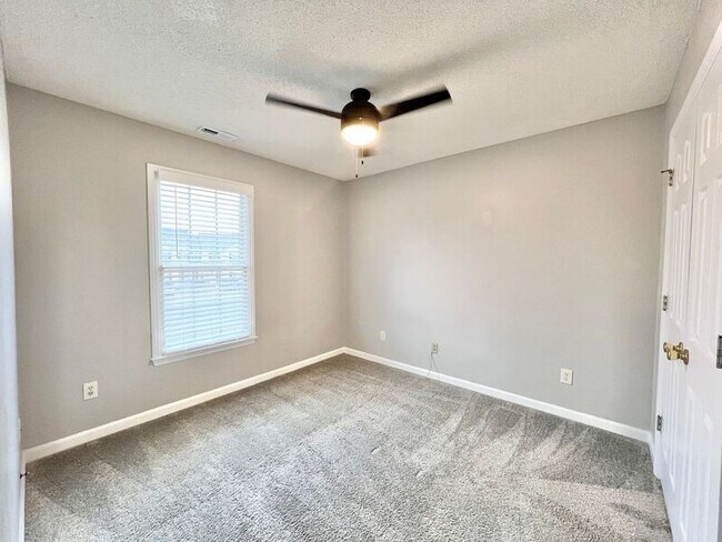 Building Photo - 302 Center Heights Ct