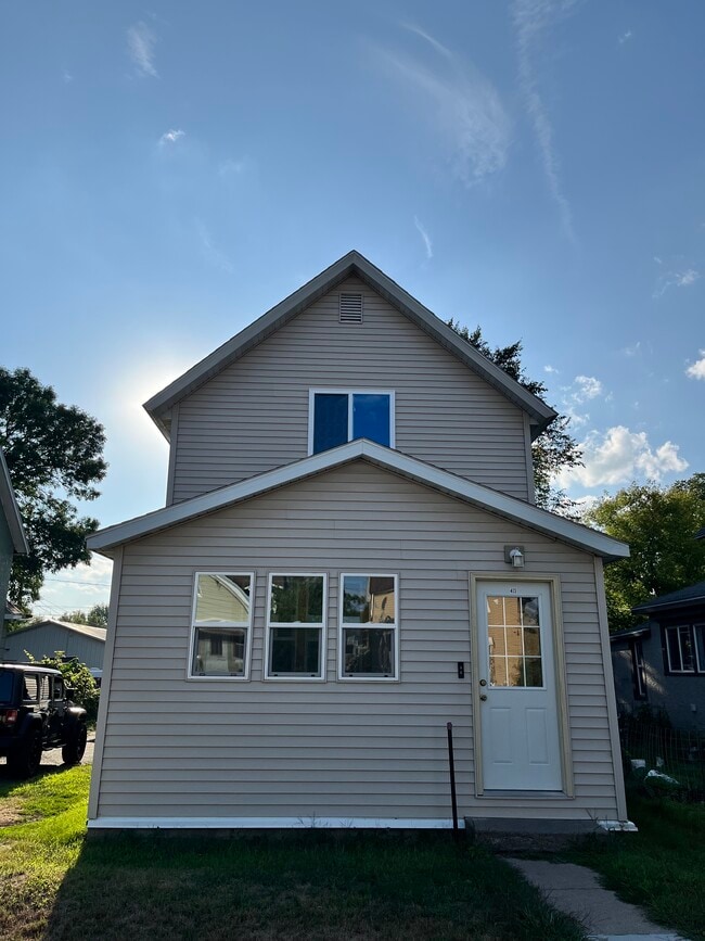 Building Photo - 413 4th St NE