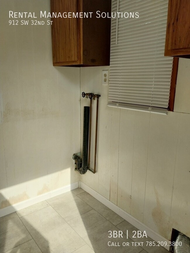 Building Photo - *BONUS LIVING ROOM* 912 SW 32nd St- 3 BED/...