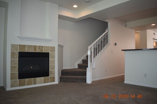 Building Photo - Beautiful 2 Bedroom Townhome / Old Town Ar...
