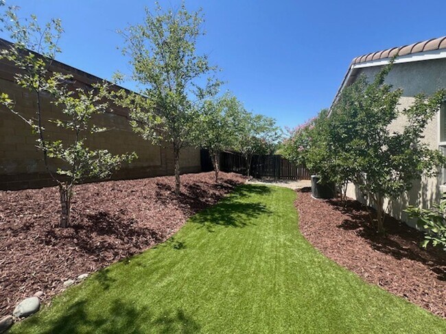 Building Photo - Single Story 3 Bedroom Home in Lincoln Acr...