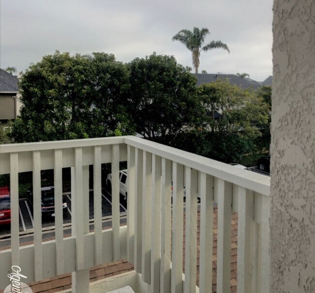 Building Photo - Rare 3 bed 2 bath Townhome available now.