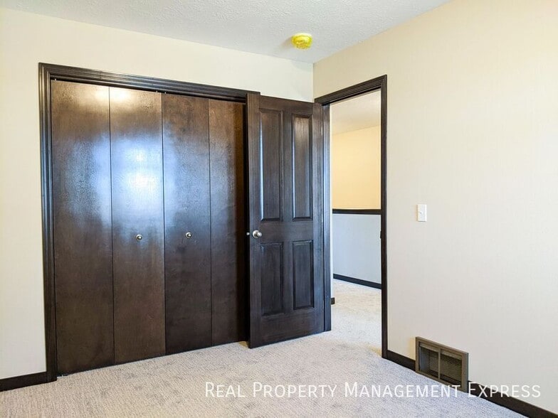 Building Photo - 3 Bedroom 2.5 Bathroom Single Family Townhome