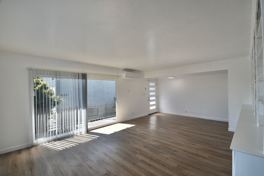 Building Photo - 1212 N Hollywood Way