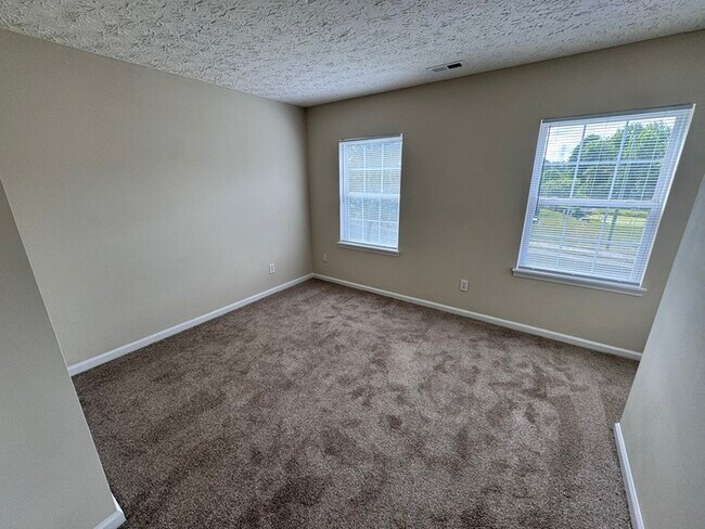 Building Photo - Great space in this 3 bedroom 2 and 1/2 bath end unit Townhome!
