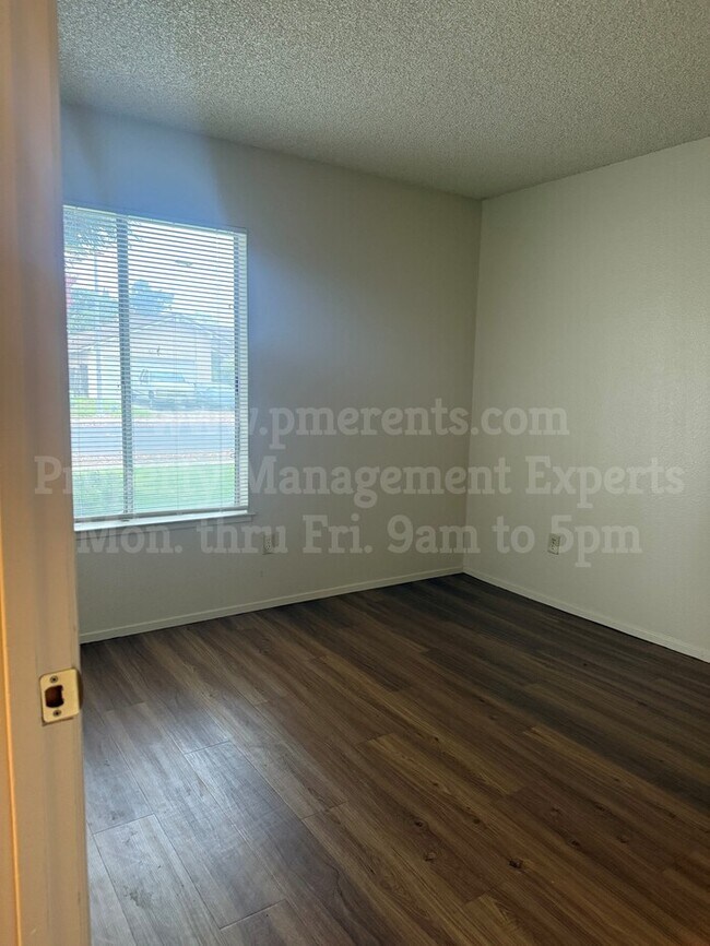 Building Photo - 3701 Colonial Dr