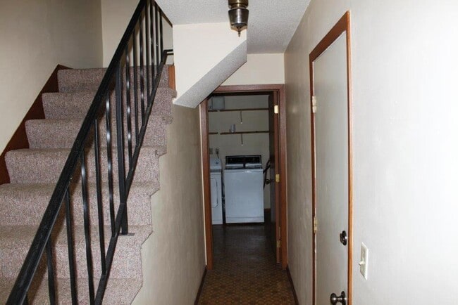 Building Photo - 1624 Greeley St S